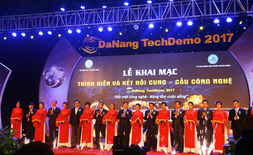 Tối 22/11, tại Cung thể thao Tiên Sơn (Đà Nẵng), Bộ Khoa học và Công nghệ và UBND TP Đà Nẵng đã chính thức Khai mạc Sự kiện “Ứng dụng, chuyển giao và đổi mới công nghệ năm 2017”. Ảnh CTV