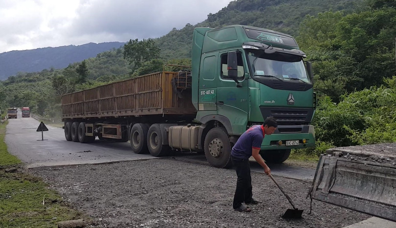 Bất chấp đường hỏng đang được sửa chữa, xe này vẫn lao ầm ầm qua công trường thi công