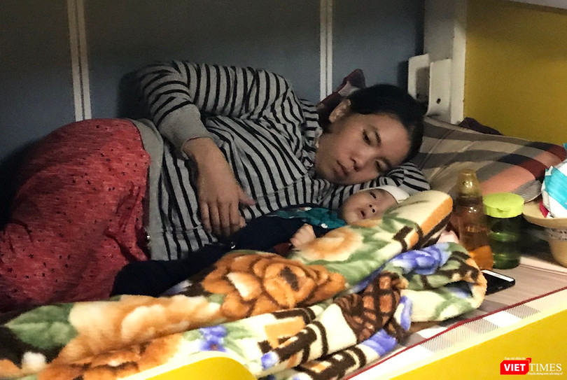 Sau hơn 3 tiếng đồng hồ nỗ lực, đến 12h30 ngày 23/11, tàu SAR 274 đã cập cảng Trung tâm II tại Đà Nẵng, đưa cháu Phúc (8 tháng tuổi, trú đảo Cù Lao Chàm) chuyển vào bệnh viện để tiếp tục điều trị.