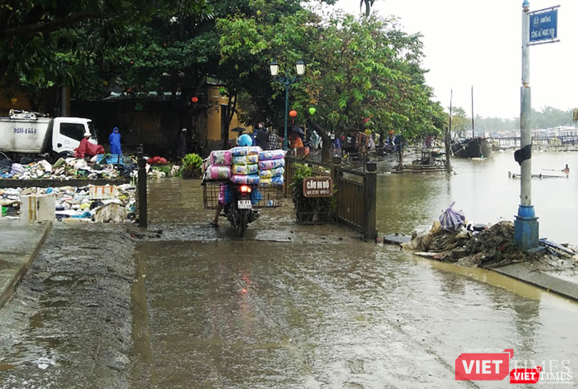 Hội An căng mình dọn rác sau lũ đón APEC ảnh 2