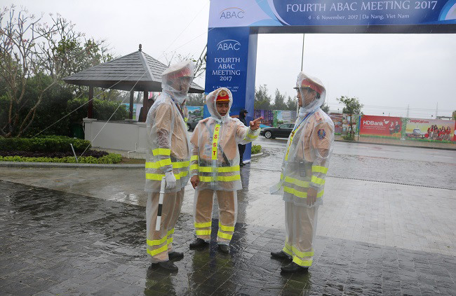 Lực lượng CSGT quyết tâm đảm bảo an toàn tuyệt đối cho Tuần lễ cấp cao APEC 2017 ảnh 14