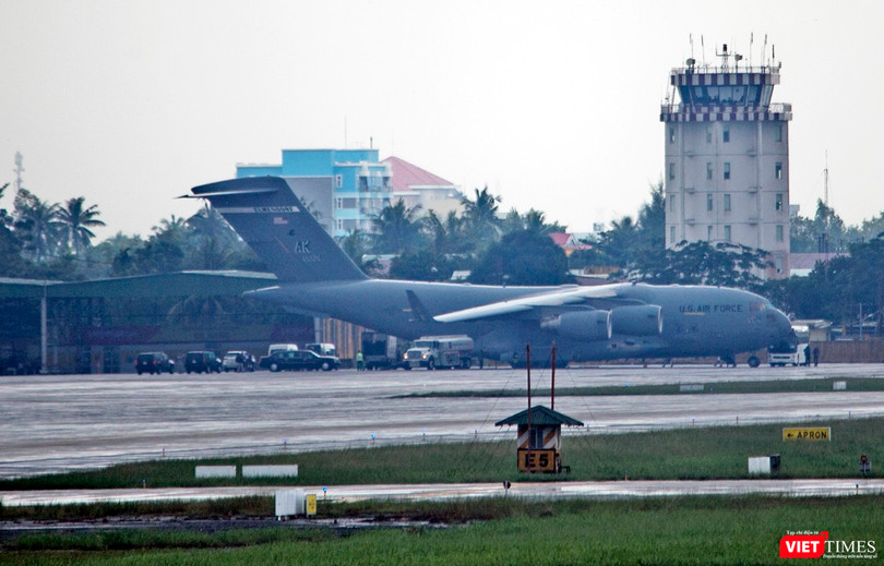 Trưa nay (8/11), máy bay siêu vận tải C17 của quân đội Hoa Kỳ mang số hiệu RCH290 đã mang “quái thú” Cadilac One của Tổng thống Mỹ đến Đà Nẵng.