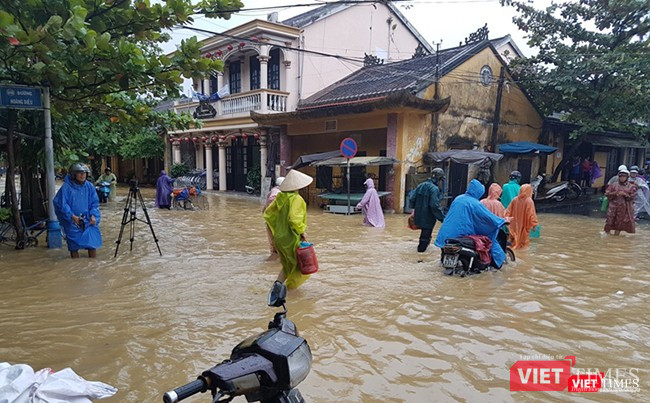 Lũ ngập phố cổ, Hội An sẵn sàng sơ tán dân khỏi vùng nguy hiểm ảnh 9