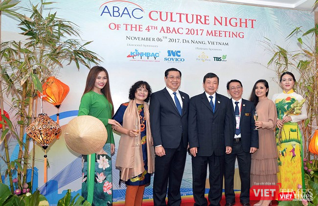 ông Hoàng Anh Dũng chủ tịch APEC, ông Huỳnh Đức Thơ, Chủ tịch Ủy Ban Nhân Dân TP Đà Nẵng và các quan chức cấp cao tham gia bữa tiệc đầy ấn tượng