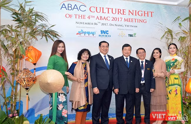 ông Hoàng Anh Dũng chủ tịch APEC, ông Huỳnh Đức Thơ, Chủ tịch Ủy Ban Nhân Dân TP Đà Nẵng và các quan chức cấp cao tham gia bữa tiệc đầy ấn tượng