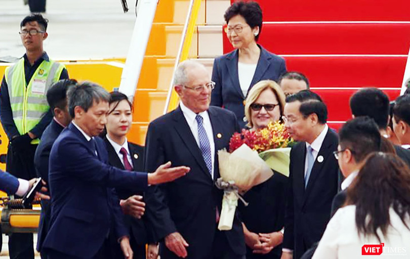 Sáng ngày 9/11, máy bay chở Tổng thống Peru Pedro Pablo Kuczynski và Trưởng đại diện đặc khu hành chính Hong Kong (Trung Quốc) Lâm Trịnh Nguyệt Nga đã đến Đà Nẵng.