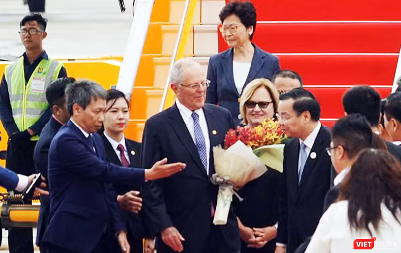 Sáng ngày 9/11, máy bay chở Tổng thống Peru Pedro Pablo Kuczynski và Trưởng đại diện đặc khu hành chính Hong Kong (Trung Quốc) Lâm Trịnh Nguyệt Nga đã đến Đà Nẵng.