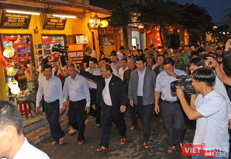 Thủ tướng Nguyễn Xuân Phúc đi thị sát trong phố cổ Hội An