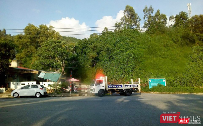 Một lối đi khác lên bán đảo Sơn Trà bị phong tỏa (ảnh Lê Phước Chín)