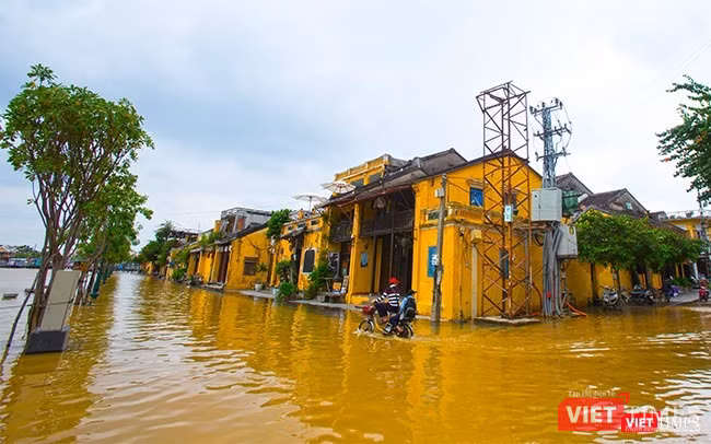 Tại Hội An, từ hôm qua, nước sông đã lên qua đường Bạch Đằng và tiếp tục dâng cao