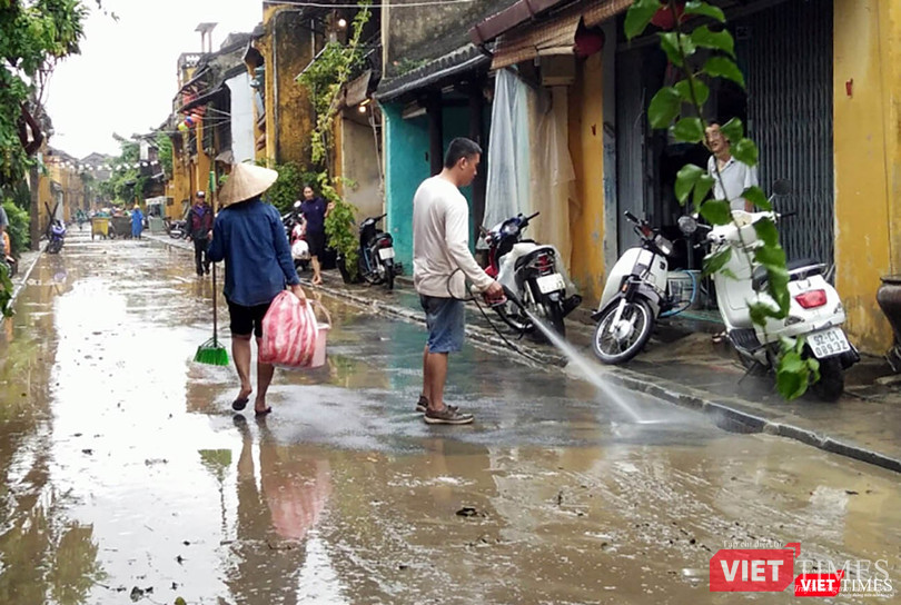 Hội An căng mình dọn rác sau lũ đón APEC ảnh 1