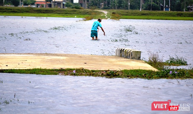 Mưa lũ khiến nhiều tuyến đường giao thông bị chia cắt và hư hỏng nặng