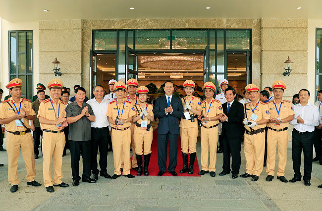 Lực lượng CSGT làm nhiệm vụ tại APEC 2017 chụp ảnh lưu niệm với Chủ tịch nước Trần Đại Quang