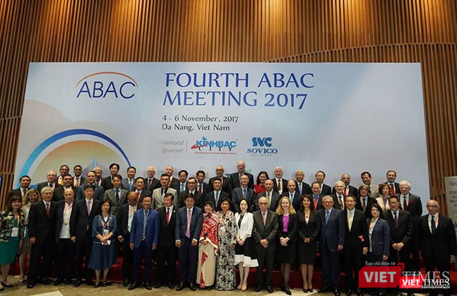 Câc đại biểu, thành viên Hội đồng Tư vấn Kinh doanh APEC 2017 (ABAC 2017) chụp ảnh lưu niệm tại phiên khai mạc Kỳ họp toàn thể lần thứ 4 ABAC