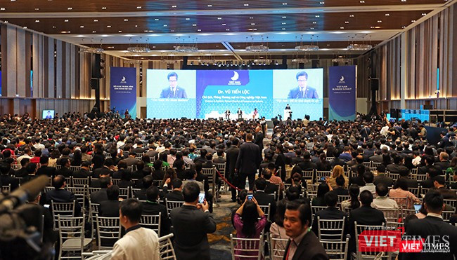 Sáng 07/11, trong khuôn khổ Tuần lễ cấp cao APEC 2017, Thủ tướng Chính phủ Nguyễn Xuân Phúc đã chủ trì và phát biểu khai mạc Hội nghị Thượng đỉnh kinh doanh Việt Nam(Vietnam Business Summit-VBS) do VCCI tổ chức tại Cung hội nghị Quốc tế Ariyana Đà Nẵng.