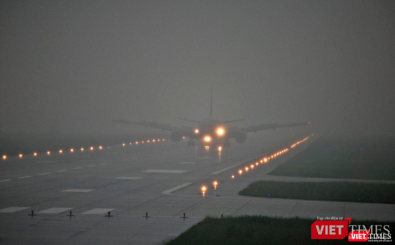 Đúng 12h30, trưa ngày 8/11, máy bay siêu vận tải C17 của quân đội Hoa Kỳ mang số hiệu RCH290 đã mang “quái thú” Cadilac One của Tổng thống Mỹ đến Đà Nẵng.