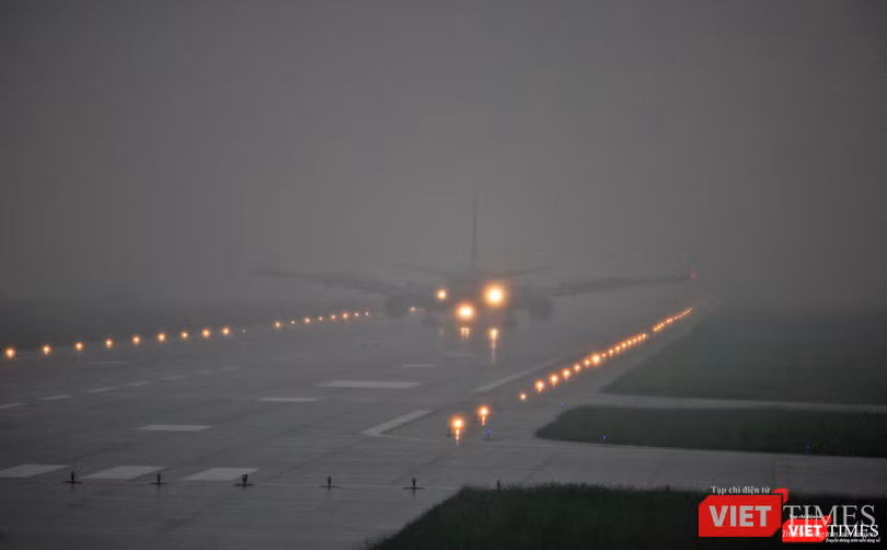 Đúng 12h30, trưa ngày 8/11, máy bay siêu vận tải C17 của quân đội Hoa Kỳ mang số hiệu RCH290 đã mang “quái thú” Cadilac One của Tổng thống Mỹ đến Đà Nẵng.