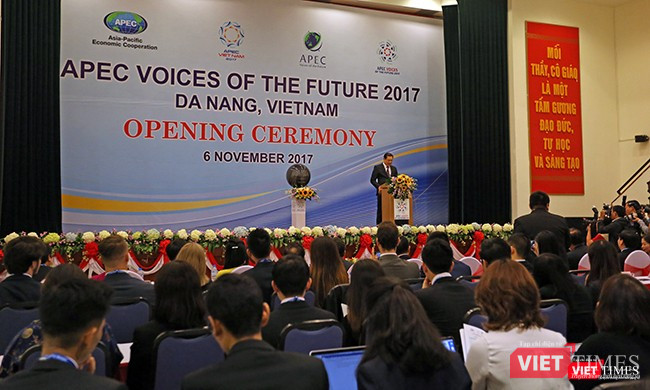 Sáng 6/11, Diễn đàn Tiếng nói tương lai APEC 2017 đã chính thức được khai mạc tại Đại học Đà Nẵngvới chủ đề “Tạo động lực mới, cùng vun đắp tương lai chung”.