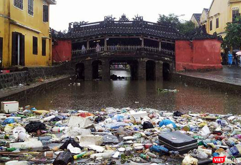Chùa Cầu ngập rác sau lũ. Ảnh Trung Đào