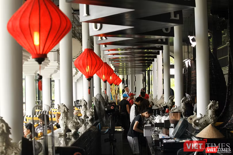 Hay khu Long Bar với những món coctail hấp dẫn