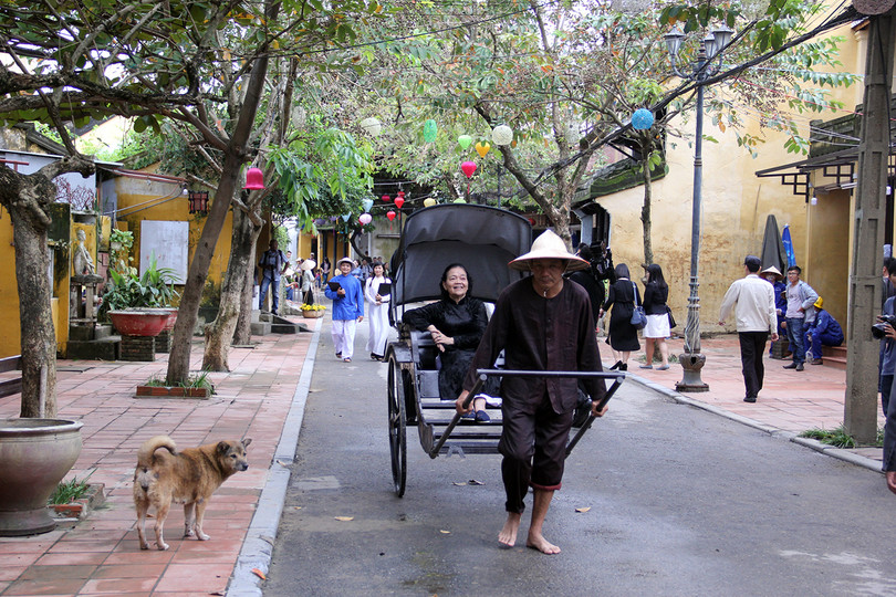 Đoàn phu nhân lãnh đạo APEC dạo phố cổ Hội An ảnh 19