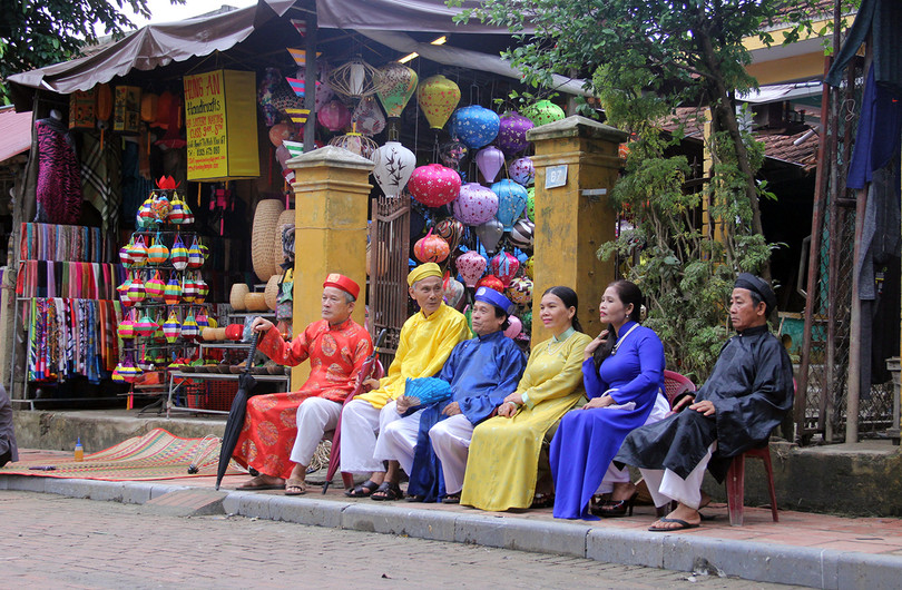 Đoàn phu nhân lãnh đạo APEC dạo phố cổ Hội An ảnh 4