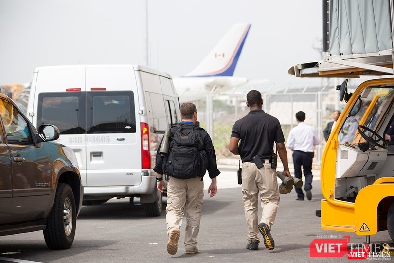 Trong một diễn biến khác, nhóm đặc vụ xuất hiện làm nhiệm vụ