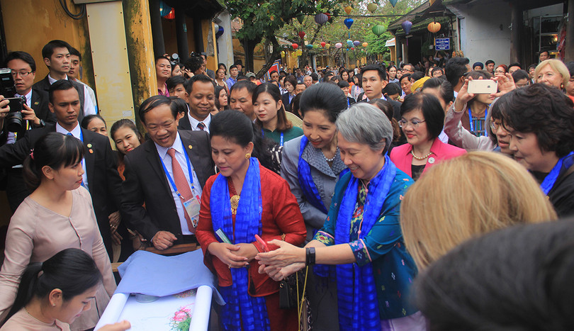 Đoàn phu nhân lãnh đạo APEC dạo phố cổ Hội An ảnh 8