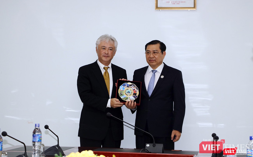 Tổng giám đốc Tập đoàn Mitsui (Nhật Bản) đã có buổi gặp với Chủ tịch UBND TP Đà Nẵng Huỳnh Đức Thơ nhân dịp lãnh đạo Tập đoàn đến thăm và và tham dự các sự kiện của Hội nghị Thượng đỉnh doanh nghiệp APEC
