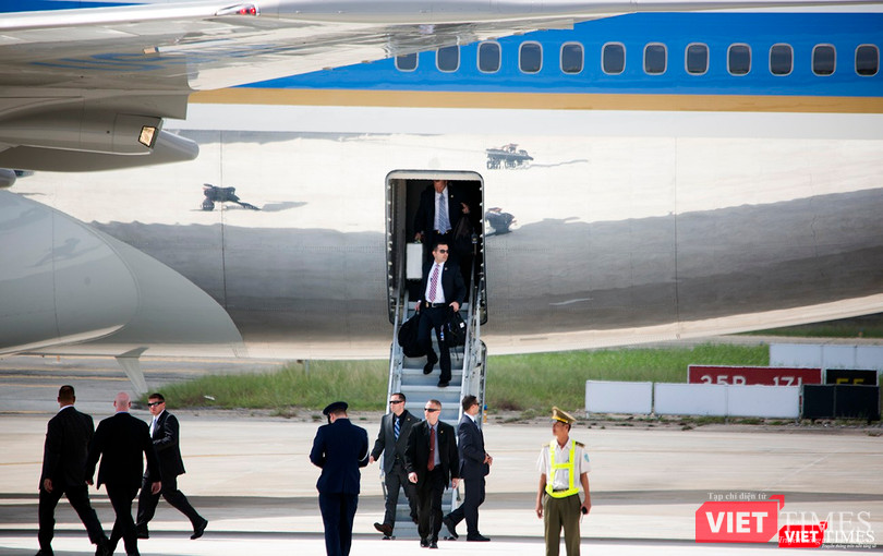 Ngay lập tức, lực lượng đặc vụ trên chuyên cơ di chuyển xuống sân đỗ