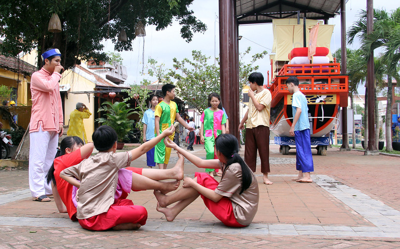 Đoàn phu nhân lãnh đạo APEC dạo phố cổ Hội An ảnh 9