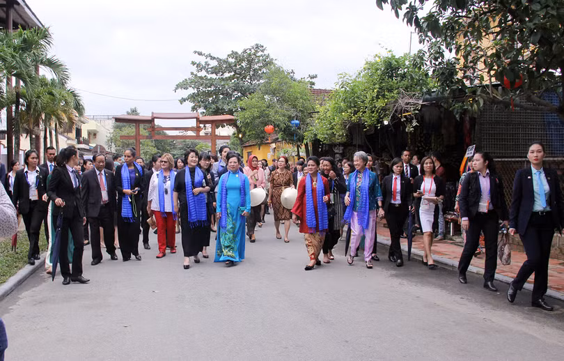 Đoàn phu nhân lãnh đạo APEC dạo phố cổ Hội An ảnh 1