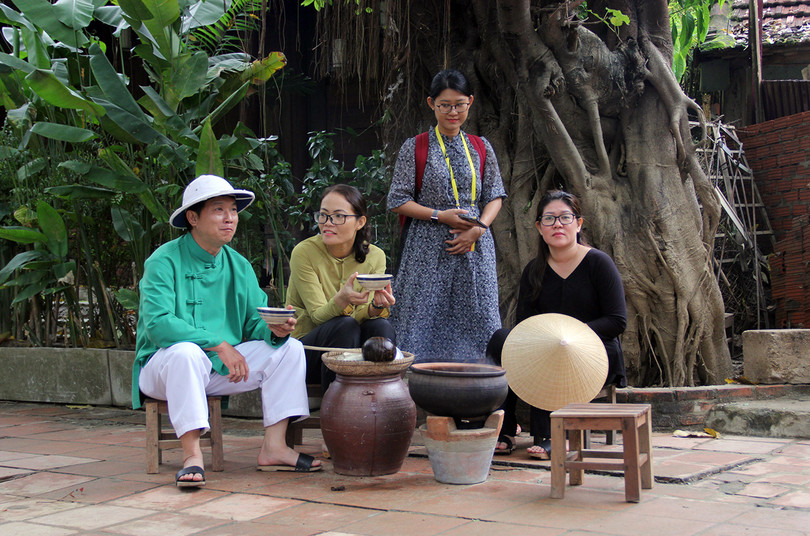 Đoàn phu nhân lãnh đạo APEC dạo phố cổ Hội An ảnh 15