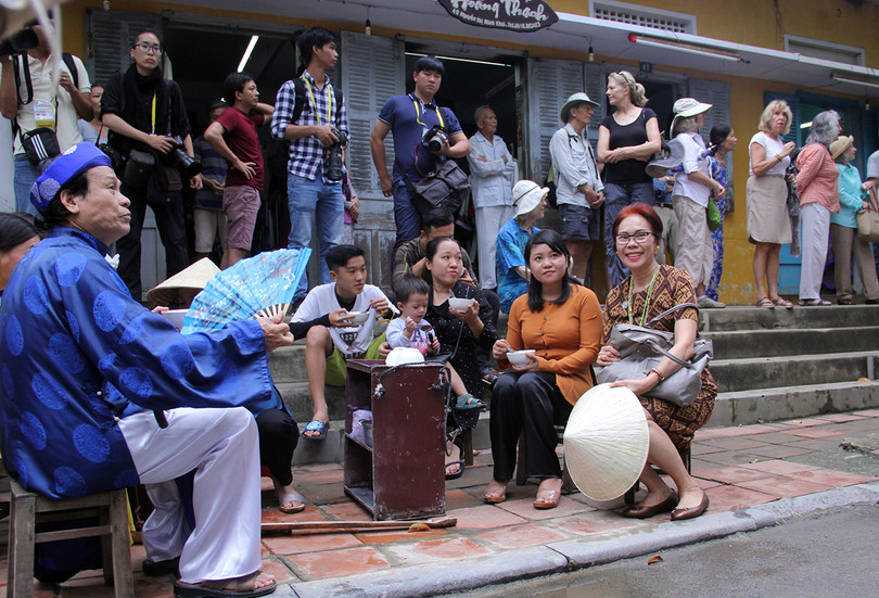 Đoàn phu nhân lãnh đạo APEC dạo phố cổ Hội An ảnh 16