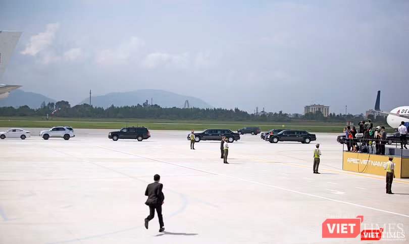 Lúc này, đoàn xe hộ tống Tổng thống bắt đầu di chuyển đến khu vực chân cầu thang