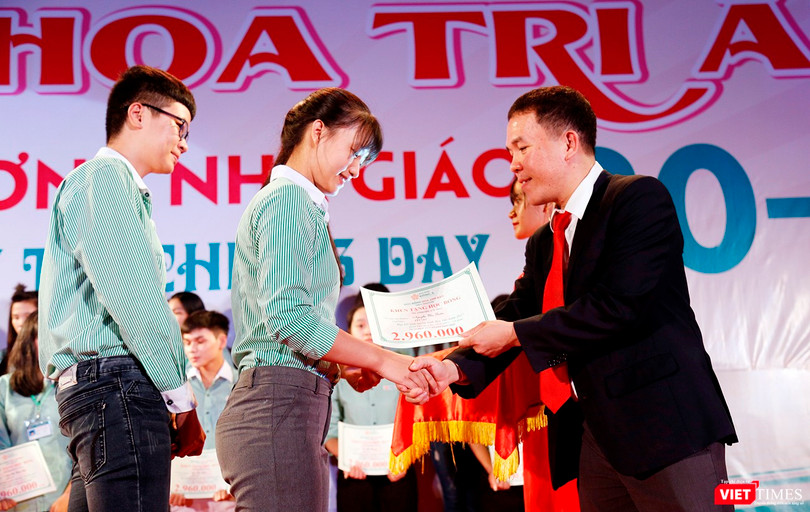 Đại học Đông Á (Đà Nẵng) vừa trao hơn 2 tỷ đồng học bổng khuyến tài và khuyến học dành cho các trường hợp sinh viên có thành tích học tập tốt