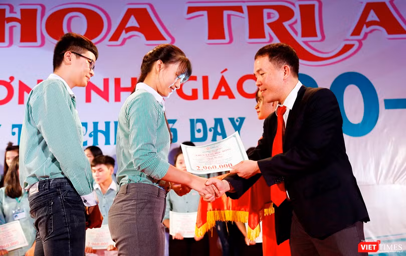 Đại học Đông Á (Đà Nẵng) vừa trao hơn 2 tỷ đồng học bổng khuyến tài và khuyến học dành cho các trường hợp sinh viên có thành tích học tập tốt