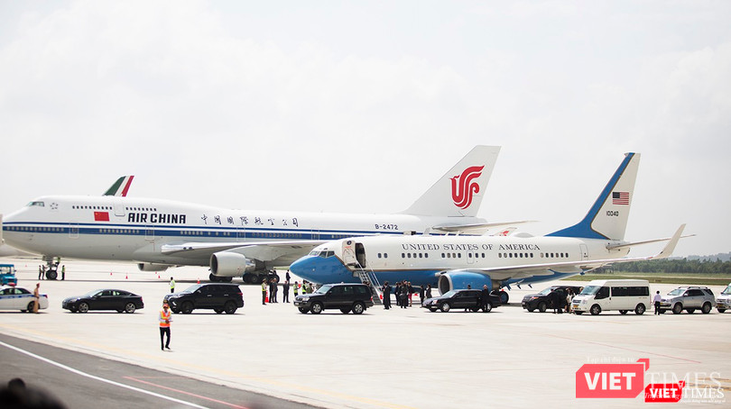 Trước khi chuyên cơ của Tổng thống Mỹ Donald Trump hạ cánh, một chuyện cơ khác cũng đã đáp trước với đoàn xe đón giống như đón Tổng thống
