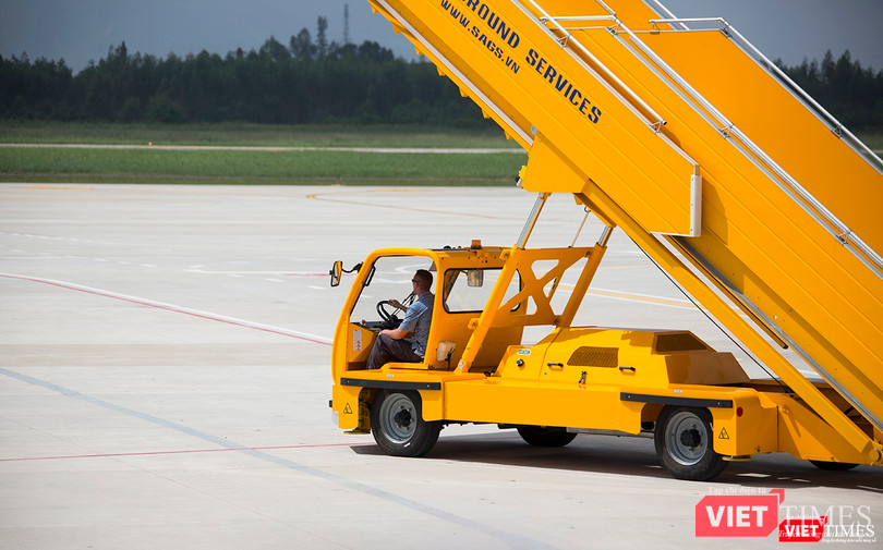 Điểm khác biệt của đón chuyên cơ Tổng thống Mỹ là xe thang do đặc vụ Mỹ điều khiển chứ không phải nhân viên sân bay như phục vụ các chuyên cơ khác