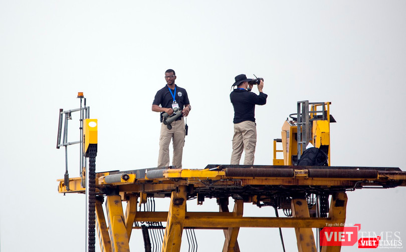 Chuyên cơ Tổng thống Mỹ hạ cánh xuống Đà Nẵng có gì khác biệt? ảnh 37 Trên điểm cao, nhóm đặc vụ vẫn làm nhiệm vụ quan sát