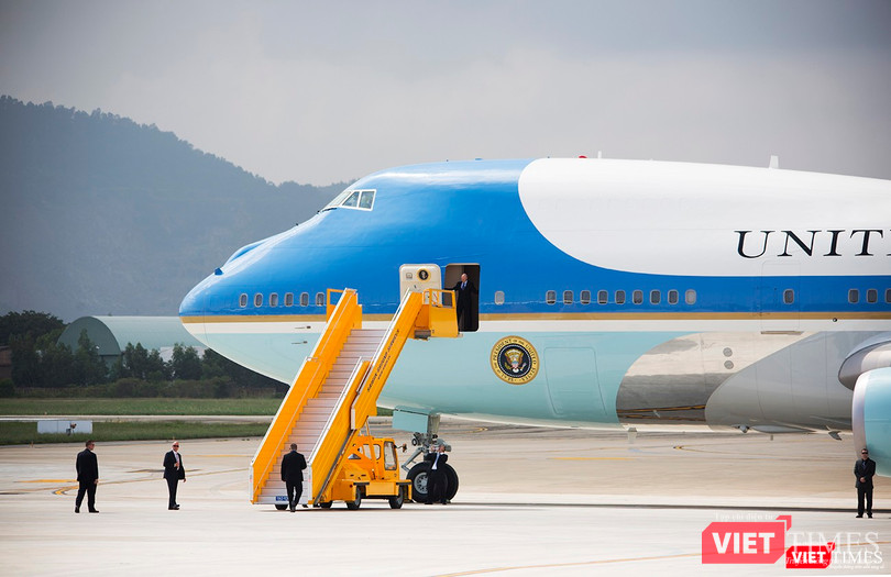 Và di tản ra xung quanh chuyên cơ