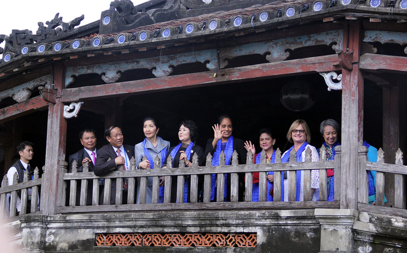 Đoàn phu nhân lãnh đạo APEC dạo phố cổ Hội An ảnh 18