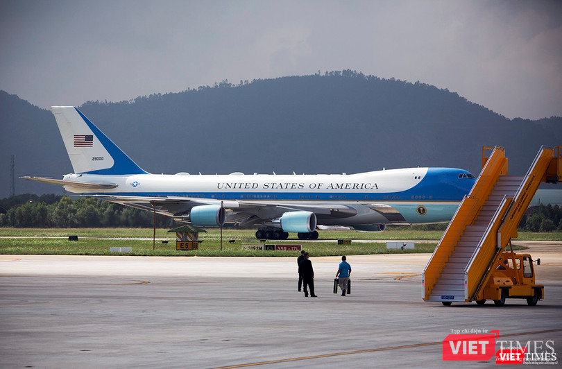 Khi chuyên cơ chở Tổng thống Donald Trump xuất hiện, cũng là lúc đặc vụ trên xe thang xách thiết bị chuyên dụng di chuyển ra khỏi xe thang