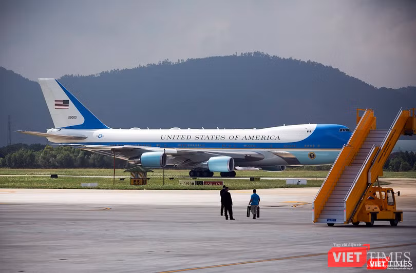Khi chuyên cơ chở Tổng thống Donald Trump xuất hiện, cũng là lúc đặc vụ trên xe thang xách thiết bị chuyên dụng di chuyển ra khỏi xe thang