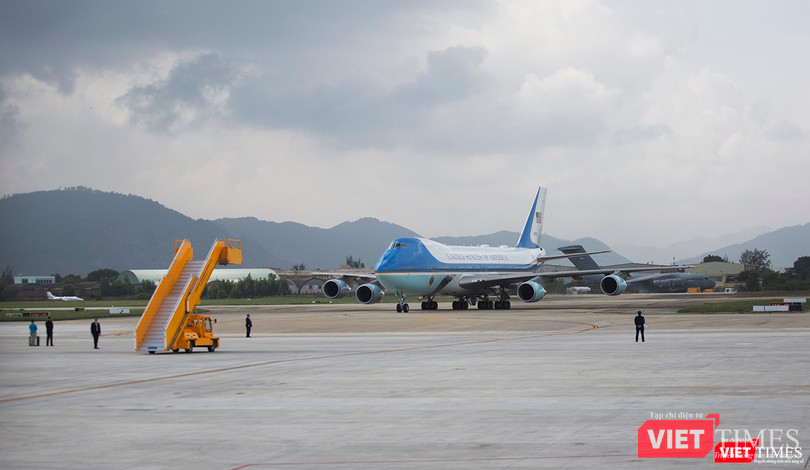 Chiếc chuyên cơ Air Force One của Tổng thống Mỹ di chuyển vào sân đỗ không giống ai