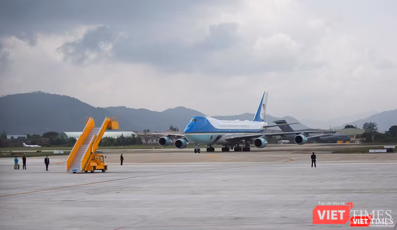 Chiếc chuyên cơ Air Force One của Tổng thống Mỹ di chuyển vào sân đỗ không giống ai
