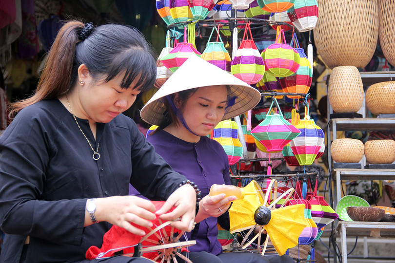 Đoàn phu nhân lãnh đạo APEC dạo phố cổ Hội An ảnh 10