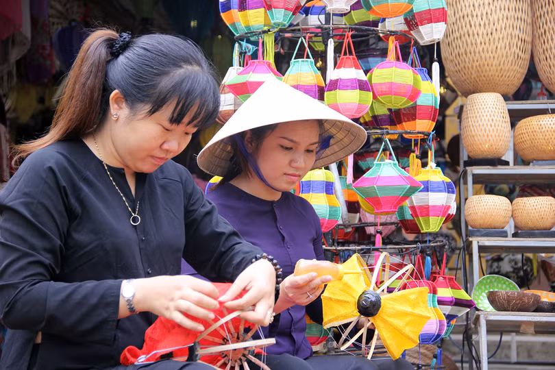 Đoàn phu nhân lãnh đạo APEC dạo phố cổ Hội An ảnh 10