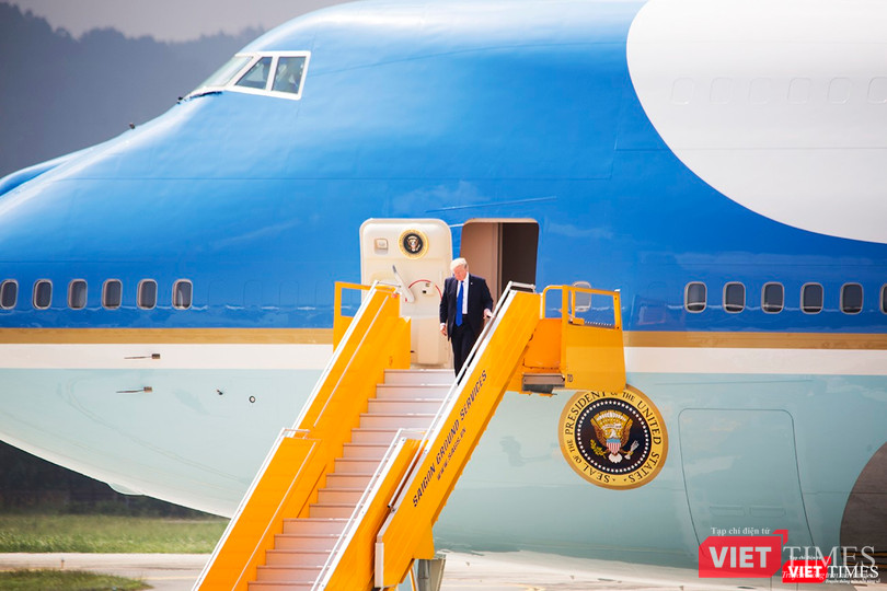 Đến lúc này thì Tổng thống Mỹ Donald Trump mới xuất hiện, và thay vì đi giữa cầu thang như các lãnh đạo khác, ông chọn lan can bên trái để di chuyển xuống