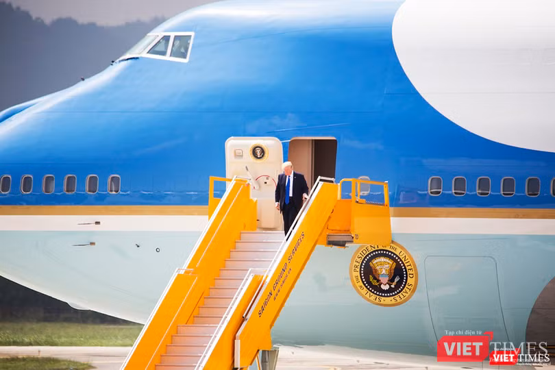 Đến lúc này thì Tổng thống Mỹ Donald Trump mới xuất hiện, và thay vì đi giữa cầu thang như các lãnh đạo khác, ông chọn lan can bên trái để di chuyển xuống